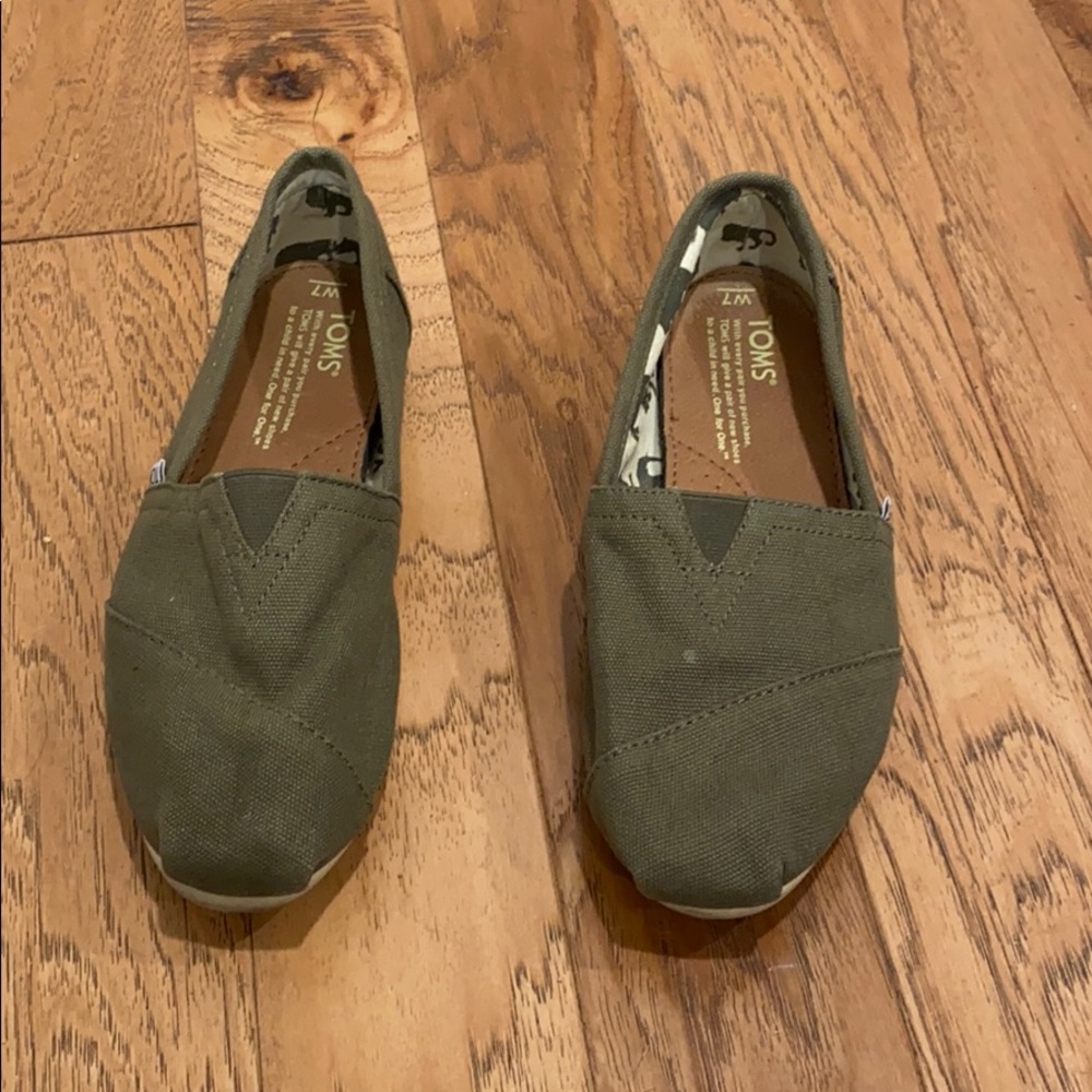 Toms women’s shoes size 7W